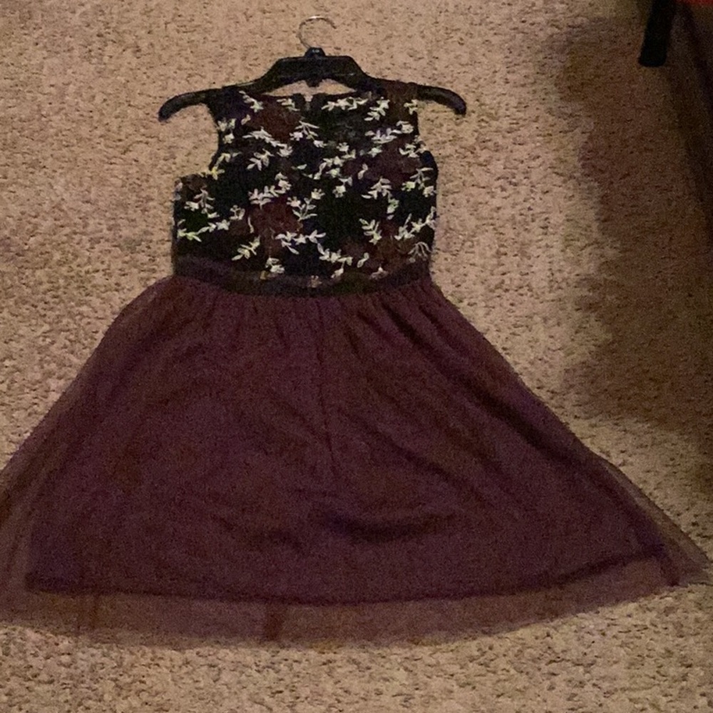 Maroon party dress in net - Picture 4 of 6